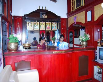 Le Garden Inn - 貢伯戈訥姆 - 櫃檯