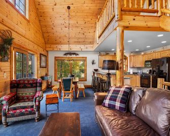 Ski & Golf Spacious Log Cabin in Otsego Resort - Gaylord - Living room