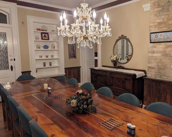 Historic registry farmhouse w/country feel, but close to Notre Dame! - Granger - Dining room