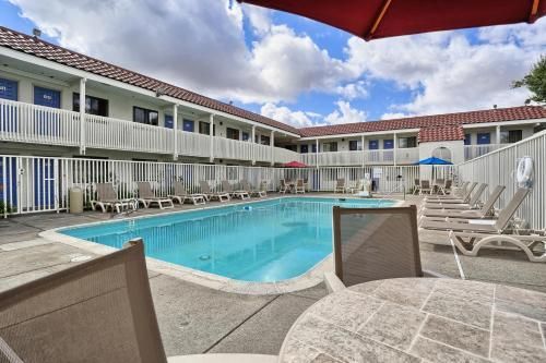 Motel 6 - Petaluma - Bazén