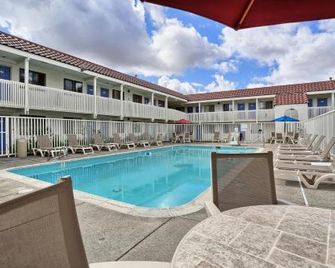 Motel 6 - Petaluma - Pool