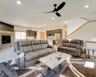 7 Mi to Lake Davis: Family Outdoor Retreat w/ Deck - Portola - Sala de estar