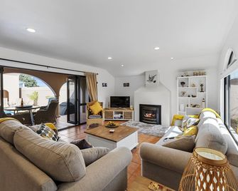 Poolside Serenity - Papamoa Beach Holiday Home - Papamoa - Wohnzimmer