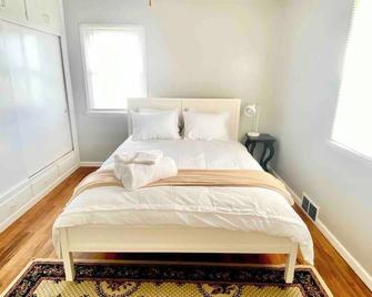 Historic 2 bedroom home in Old Town-main floor - Pocatello - Bedroom