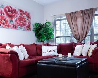 Bougie on a budget: Private bedroom & bathroom in rental unit. - Mableton - Living room