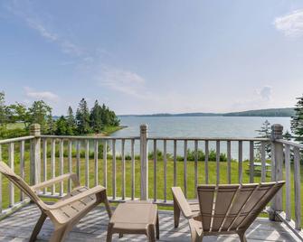 Shorefront House with Views, 14 Mi to Acadia NP - Sullivan - Balcón