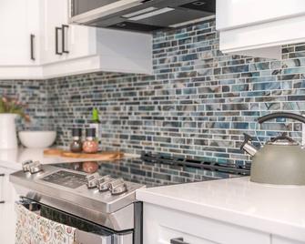 Cozy Haven in Port Hope: Explore, Relax, Recharge - Port Hope - Kitchen