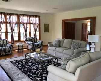 Beautiful Westhampton Moriches Bay home! - Westhampton - Living room