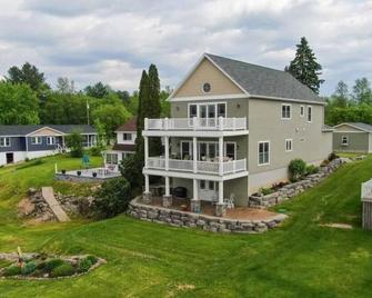 Riverfront Retreat: Dock access & Tanker Views - Alexandria Bay - Budova