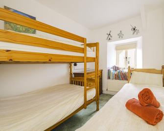 Delighful family owned, grade II listed cottage, 3 bedrooms - sleeps 7 - Totnes - Bedroom