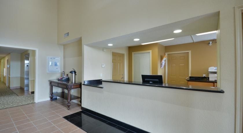 Intown Suites Extended Stay Select Houston Tx - Brookhollow - יוסטון - דלפק קבלה