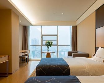 Chonpines Hotels·Leshan Giant Buddha - Leshan - Bedroom