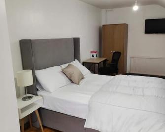 Silver City Hotel - Immingham - Bedroom