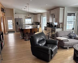 Beautiful waterfront home minutes to Port Loring-family friendly, smoke/pet free - Port Loring