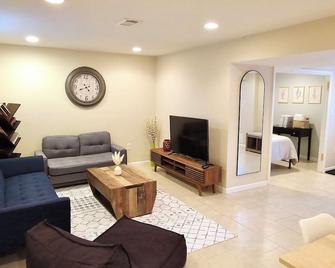 Guest Suite in Nutley-near NYC - Nutley - Living room