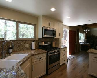 Welcoming Mountain Home in the Quiet area of Fawnskin - Fawnskin - Kitchen