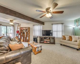 Ruidoso Home with Balcony about 16 Mi to Ski Apache! - Ruidoso - Sala de estar