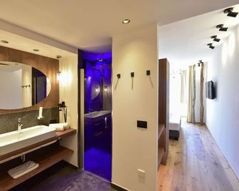 Hotel Goldene Traube - Terlan - Bathroom
