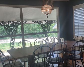 Charming 2-bedroom house in Jefferson with Sunroom - Jefferson - Dining room