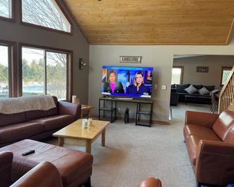 Lake Charlevoix View- 10 Acre Private Retreat, Sleep from 2- 8 persons. - East Jordan - Living room