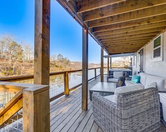 Private Hot Tub: Stunning Logan Martin Lake Home - Talladega - Balcón