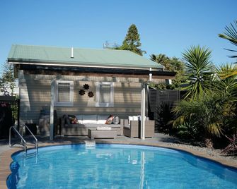 The Pool House Bed & Breakfast - Near Marine Parade Napier - Napier - Piscine