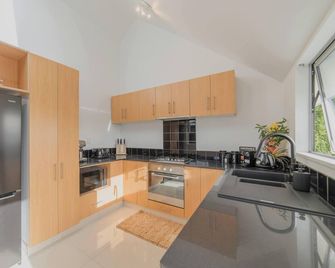 Modern Home with Sunny Garden - Christchurch - Cocina