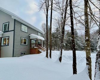 Gather minutes from Owl's Head and 30 min from Jay Peak - Mansonville - Building