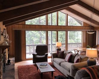 Mountain cabin with fireplace. Minutes away from Shaver Lake and China Peak. - Shaver Lake - Living room