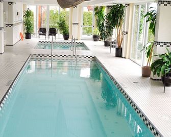 Hotel Eldorado at Eldorado Resort - Kelowna - Pool