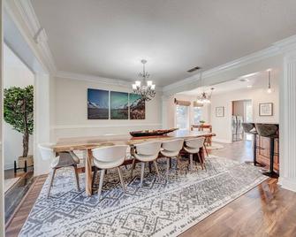 Brand new furniture water front home with Boat dock and RV parking with hook up! - Lynn Haven - Comedor