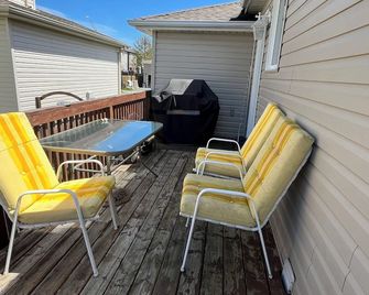 Spacious and Charming Bungalow Retreat (Close to Many Amenities) - Kingston - Balcony