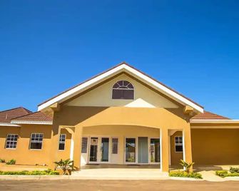 Sea Breeze Villa at Falmouth minutes from Montego bay - Falmouth - Building