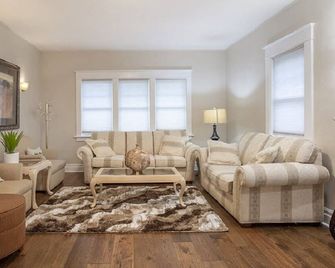 Walking distance to Niagara Falls - Niagara Falls - Living room