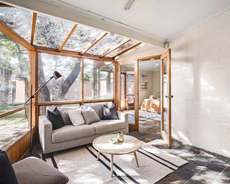 \'Oceanfront Oasis: A Tranquil Retreat Steps from the Sea! - Henley Beach South - Living room