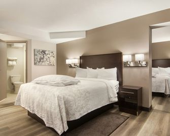 Red Roof PLUS+ & Suites Erie - Erie - Phòng ngủ