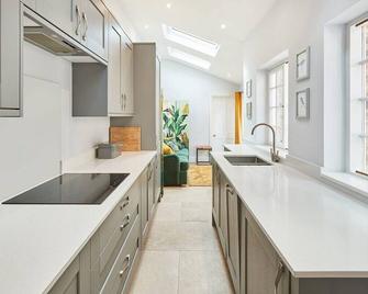 Host & Stay - The Old School House - Pickering - Kitchen