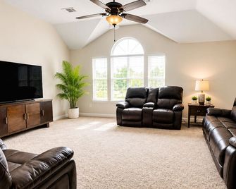 The Parkwood Retreat, Gazebo, Firepit & Work Stay - Corinth - Living room