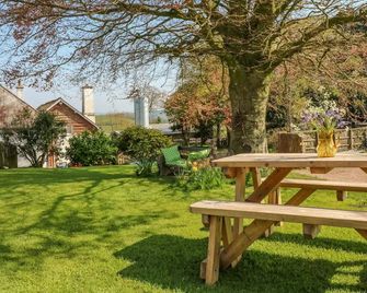 Stagsholt Lodge - Tiverton - Binnenhof