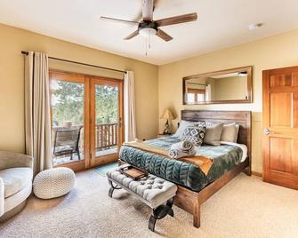 NEW! Evergreen Mountain Basecamp- home with hot tub on 10 private acres! - Evergreen - Schlafzimmer