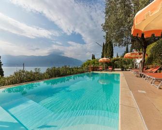 Appartamenti Le Dimore con vista Lago - Torri Del Benaco - Басейн
