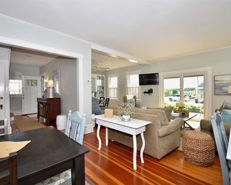 Harbor Front Cottage in the Heart of the Padanaram Village - Dartmouth - Living room
