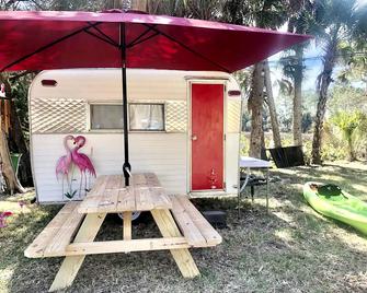 Neptune's Grotto Old Florida Adventure Retreat - Spring Hill - Patio