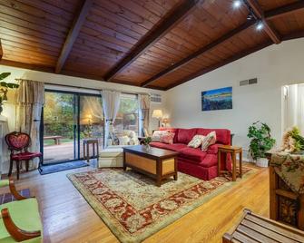 Backyard Oasis, 3/1 Home w/ Hot Tub & Central AC - Santa Rosa - Living room
