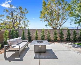 Walking distance to Coachella and Stagecoach with 4 bedrooms - Indio - Patio