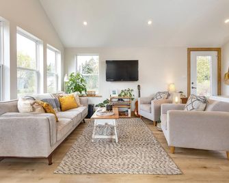 2 Bedroom Stanhope Cottage - Bay Views, Golf, Beaches & Trails Nearby - York - Living room