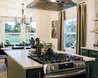 Luxury 5br Escape • Sleeps 11 • Patio Golf Views • Hot Tub • Reading Nooks - Caldwell - Kuchyň
