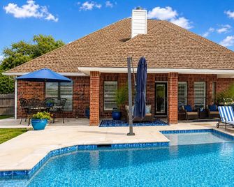 Welcome to The Oasis Pool Haus! Enjoy a private, luxury home with pool. - Selma - Piscina