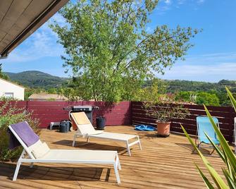 Air-conditioned villa with swimming pool, parking, solar roof and charging station - Hérépian - Balcón