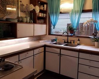 Hot Tub, Ocean Access, Private River Dock Cottage - Dunes City - Kitchen